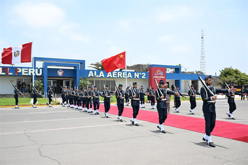 Xi Jinping chega a Lima para visita de Estado ao Peru e reuni?o da APEC