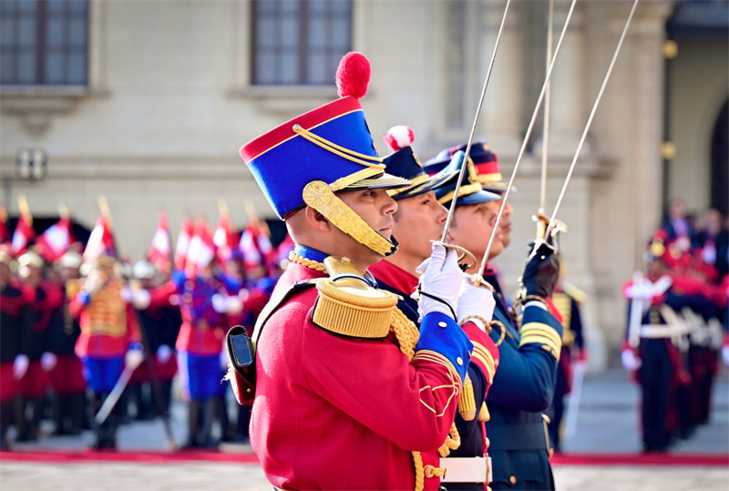 Xi Jinping participa de cerim?nia de boas-vindas organizada pela presidente peruana Boluarte