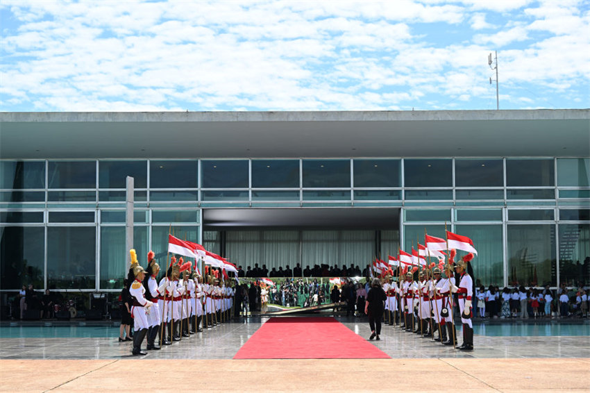Xi Jinping participa da cerim?nia de boas-vindas realizada pelo presidente brasileiro