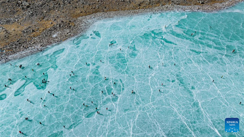 Turistas se divertem em lago gelado em Lhasa