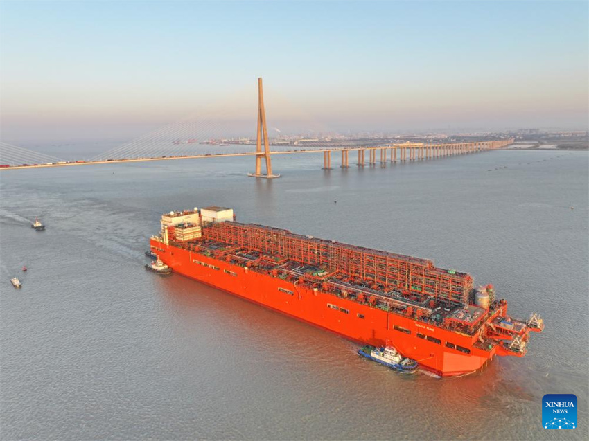 Primeira instala??o de FLNG em larga escala fabricada na China é transferida de Nantong para Zhoushan