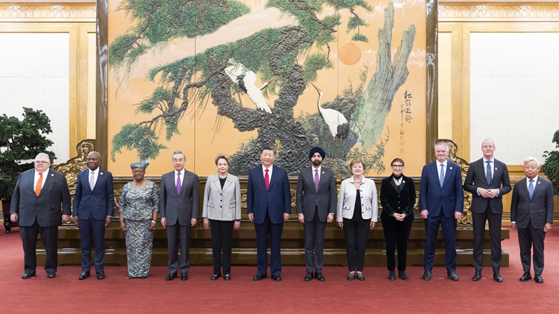Xi Jinping reúne-se com chefes das principais organiza??es econ?micas internacionais