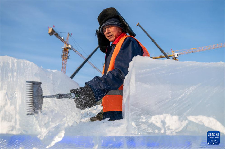 Harbin inicia constru??es de gelo no Mundo de Gelo e Neve