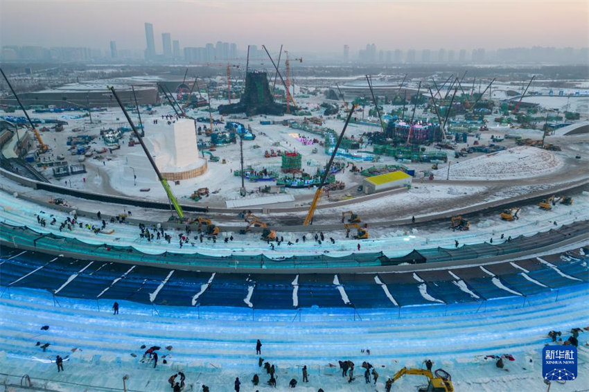 Harbin inicia constru??es de gelo no Mundo de Gelo e Neve
