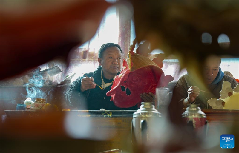 Shilok: herdeiro da técnica tradicional de fabrica??o de máscaras tibetanas em Xizang