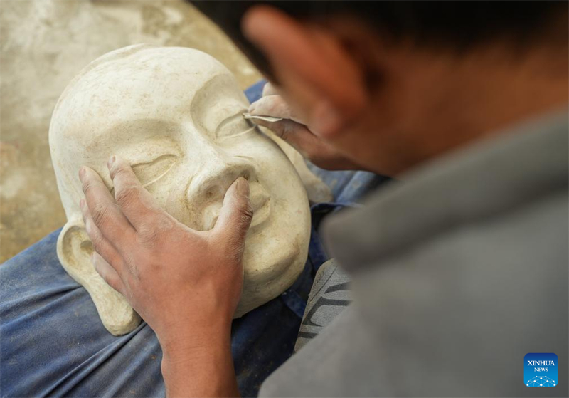 Shilok: herdeiro da técnica tradicional de fabrica??o de máscaras tibetanas em Xizang