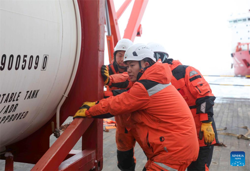 41a equipe da Expedi??o Antártica da China realiza descarregamento de materiais na Esta??o Zhongshan