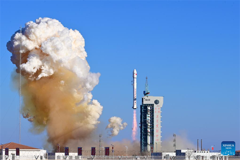 China lan?a 5 satélites de experimento com sucesso