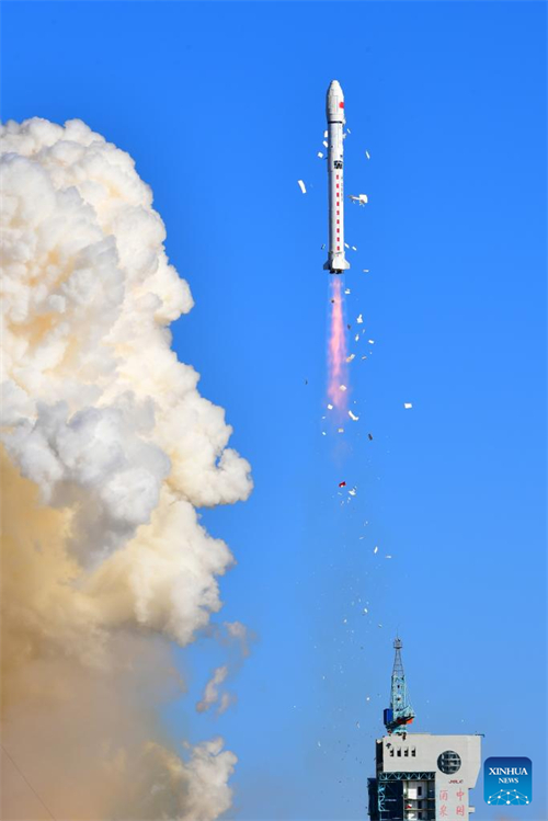China lan?a 5 satélites de experimento com sucesso