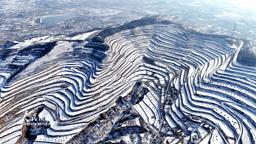 Galeria: paisagem dos terra?os após queda de neve em Jingning, Gansu