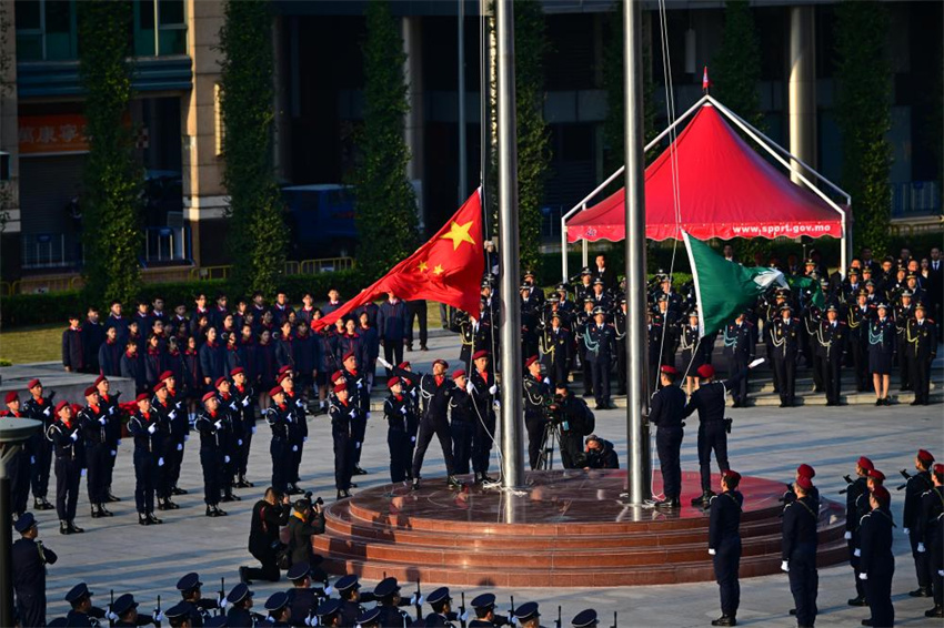 Macau realiza cerim?nia de hasteamento da bandeira pelo 25o aniversário de seu retorno à pátria