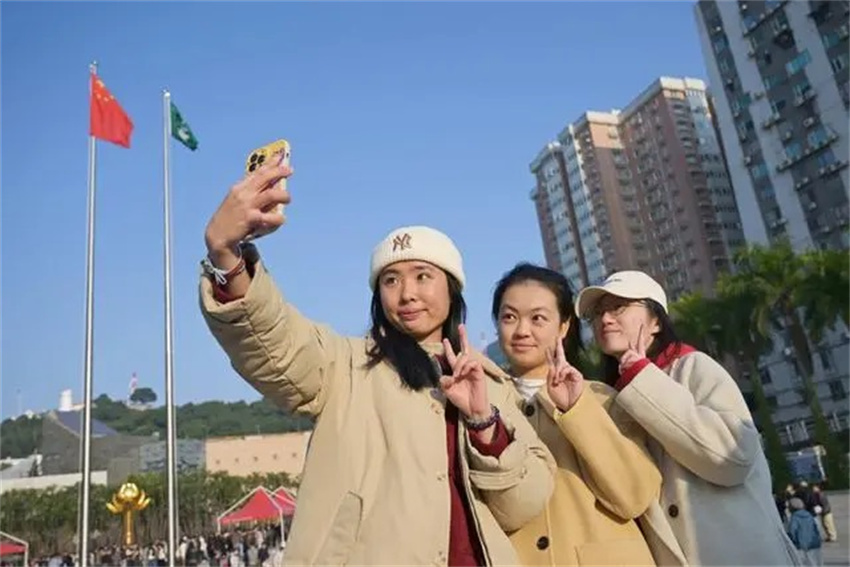 Macau realiza cerim?nia de hasteamento da bandeira pelo 25o aniversário de seu retorno à pátria