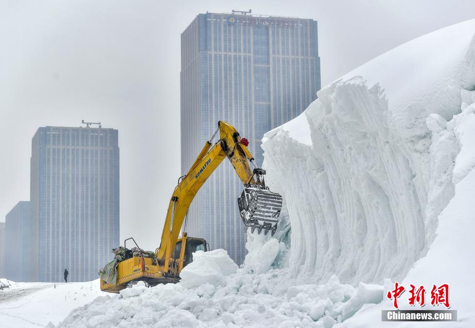 Primeira feira de templos de gelo e neve de Urumqi intensifica constru??o