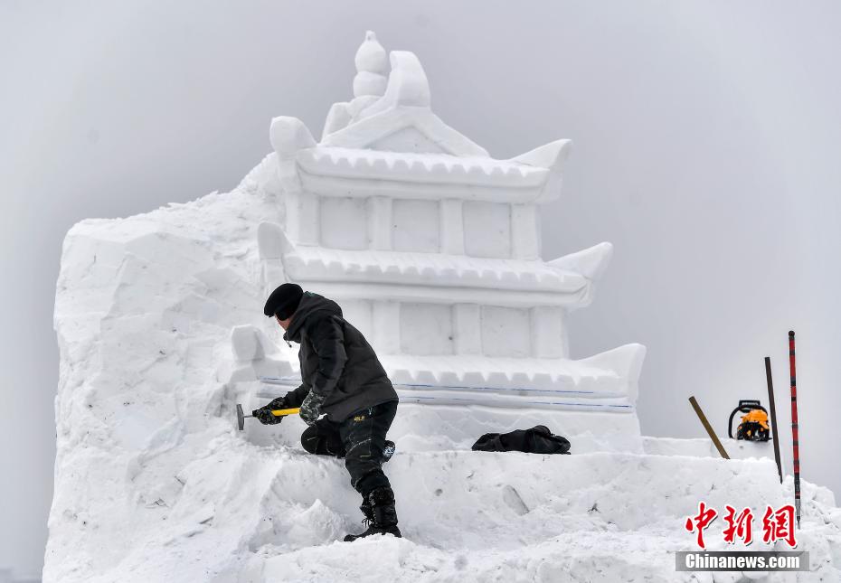 Primeira feira de templos de gelo e neve de Urumqi intensifica constru??o