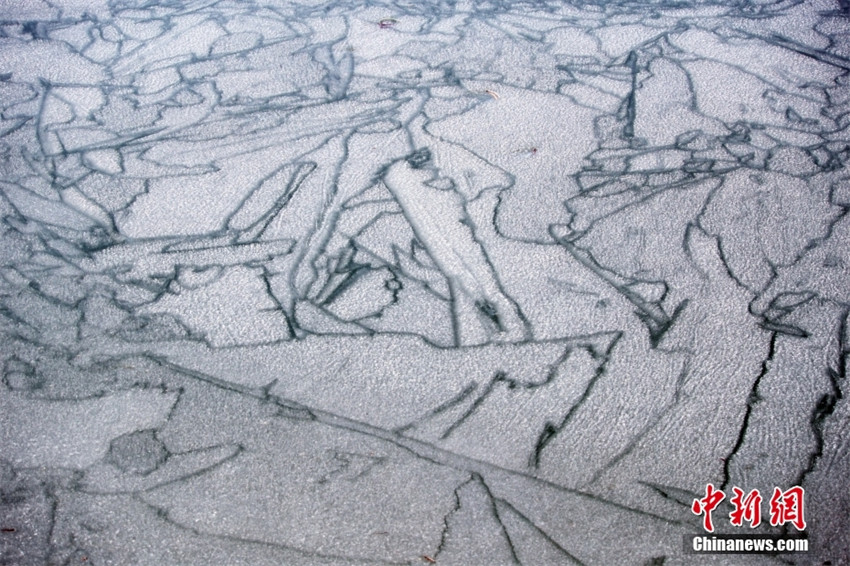 Galeria: belo fen?meno da geometrica do gelo no Lago Kunming do Palácio de Ver?o