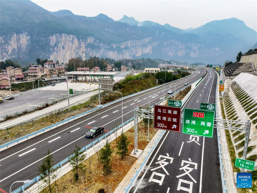 Novas se??es da segunda via expressa Chongqing-Hunan s?o abertas ao tráfego público