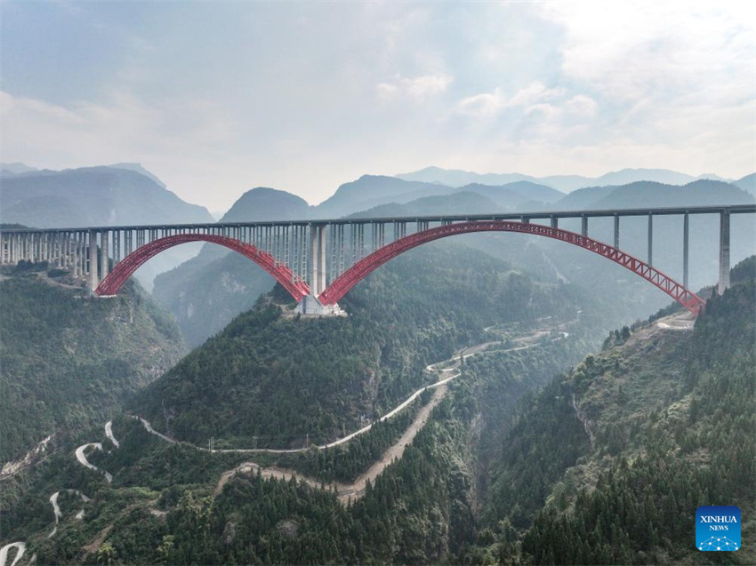 Novas se??es da segunda via expressa Chongqing-Hunan s?o abertas ao tráfego público