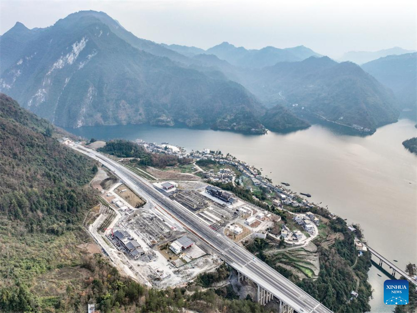 Novas se??es da segunda via expressa Chongqing-Hunan s?o abertas ao tráfego público