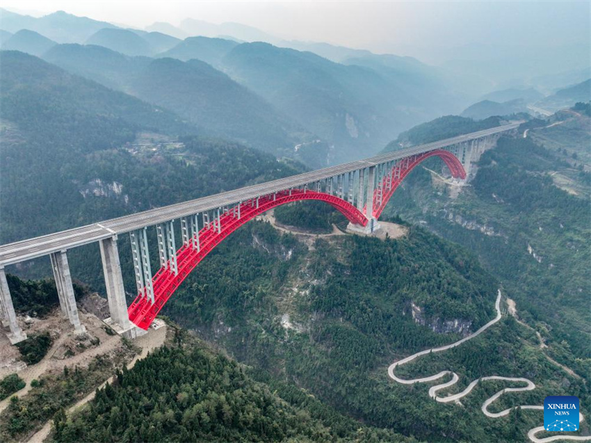 Novas se??es da segunda via expressa Chongqing-Hunan s?o abertas ao tráfego público