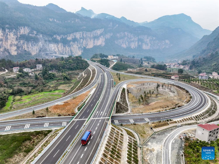 Novas se??es da segunda via expressa Chongqing-Hunan s?o abertas ao tráfego público