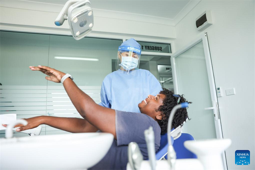 Médicos chineses prestam servi?os após terremoto atingir Vanuatu