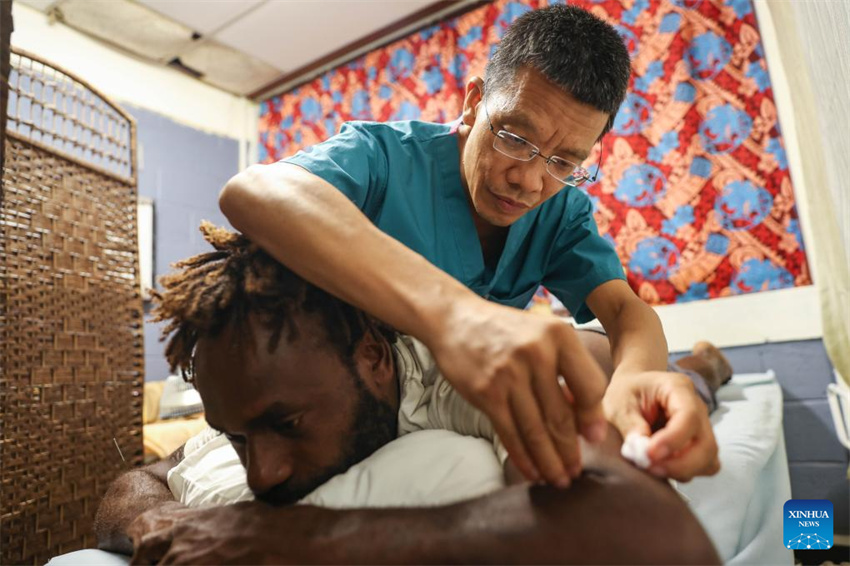 Médicos chineses prestam servi?os após terremoto atingir Vanuatu