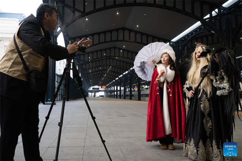 Trem temático de turismo de gelo e neve come?a a operar no nordeste China