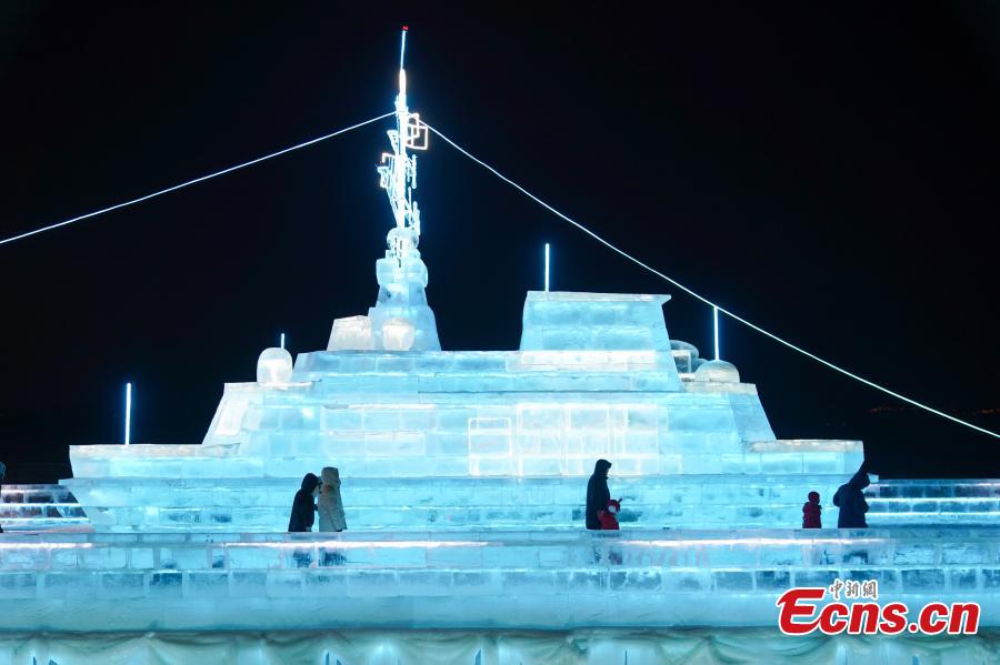 Escultura de gelo reproduz porta-avi?es CNS Liaoning