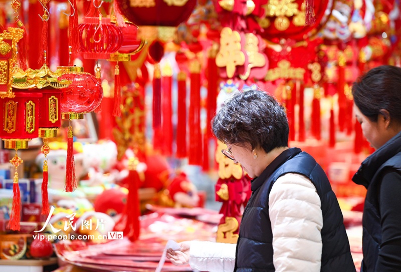 Jiangsu: cidad?os de Nanjing compram souvenires festivos para celebrar o Ano Novo Chinês