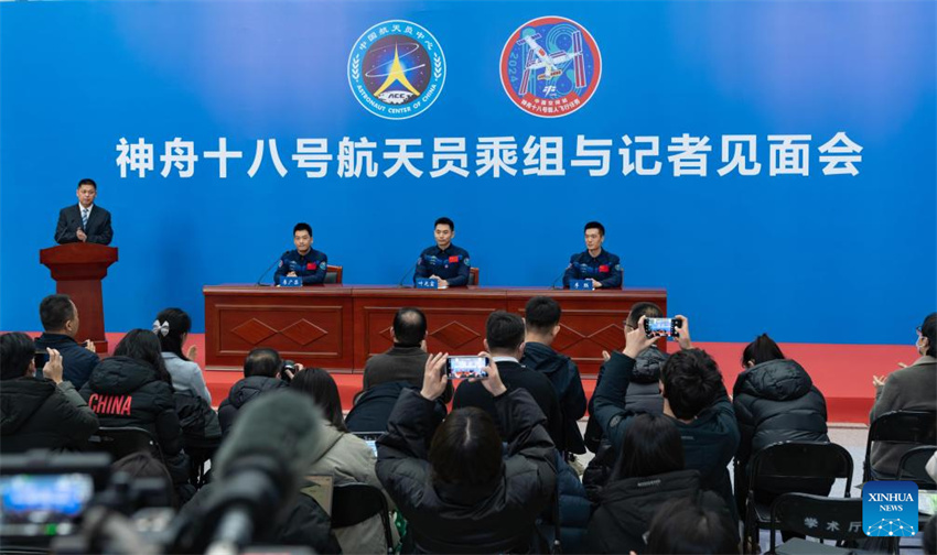 Astronautas da Shenzhou-18 se encontram com a imprensa após retornar do espa?o