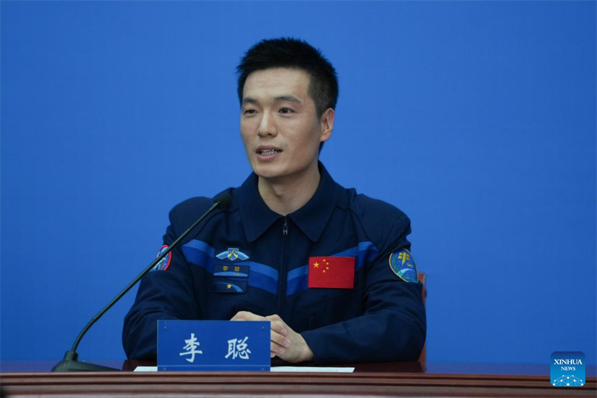 Astronautas da Shenzhou-18 se encontram com a imprensa após retornar do espa?o