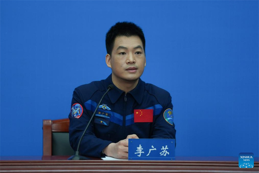 Astronautas da Shenzhou-18 se encontram com a imprensa após retornar do espa?o