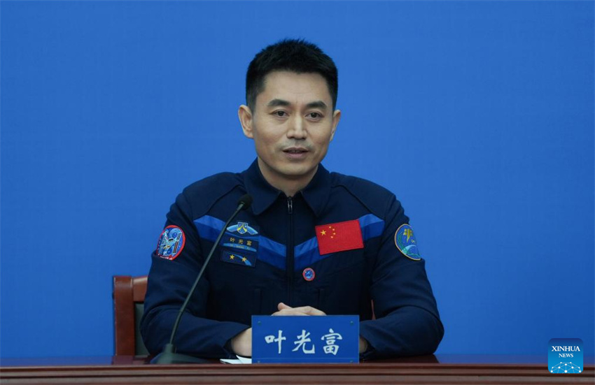 Astronautas da Shenzhou-18 se encontram com a imprensa após retornar do espa?o