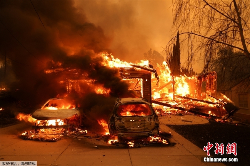 Incêndios florestais em larga escala varreram Los Angeles, EUA, e mais de 100.000 pessoas foram for?adas a evacuar