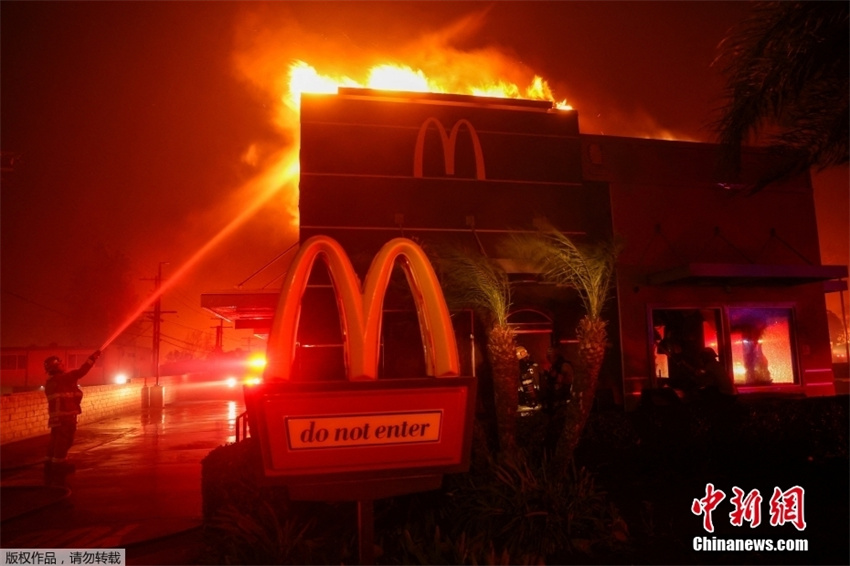 Incêndios florestais em larga escala varreram Los Angeles, EUA, e mais de 100.000 pessoas foram for?adas a evacuar