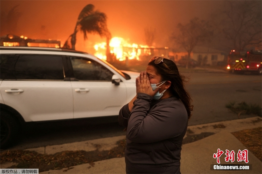 Incêndios florestais em larga escala varreram Los Angeles, EUA, e mais de 100.000 pessoas foram for?adas a evacuar