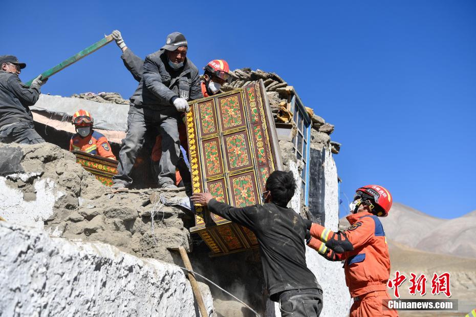 Limpeza pós-terremoto em Xizang ajuda popula??o a recuperar pertences