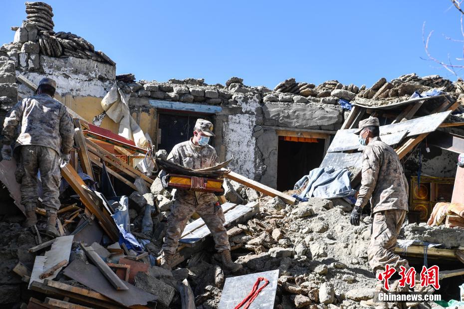 Limpeza pós-terremoto em Xizang ajuda popula??o a recuperar pertences