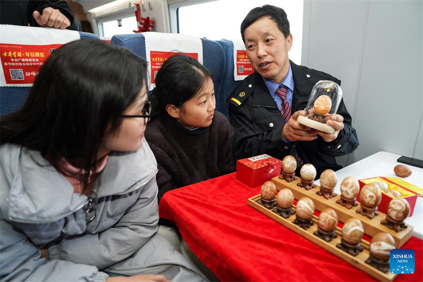 Equipe ferroviária mostra heran?a cultural intangível de Anhui no trem antes da corrida de viagens do Festival da Primavera