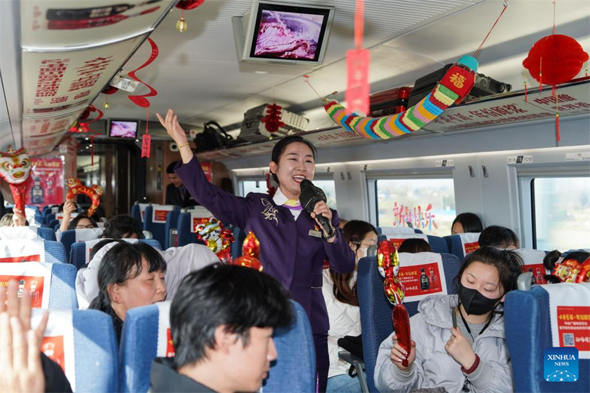 Equipe ferroviária mostra heran?a cultural intangível de Anhui no trem antes da corrida de viagens do Festival da Primavera