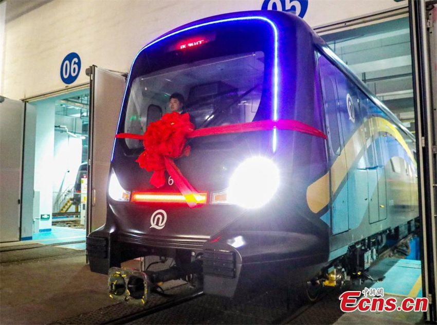 Primeiro trem de metr? de fibra de carbono do mundo come?a a operar na China