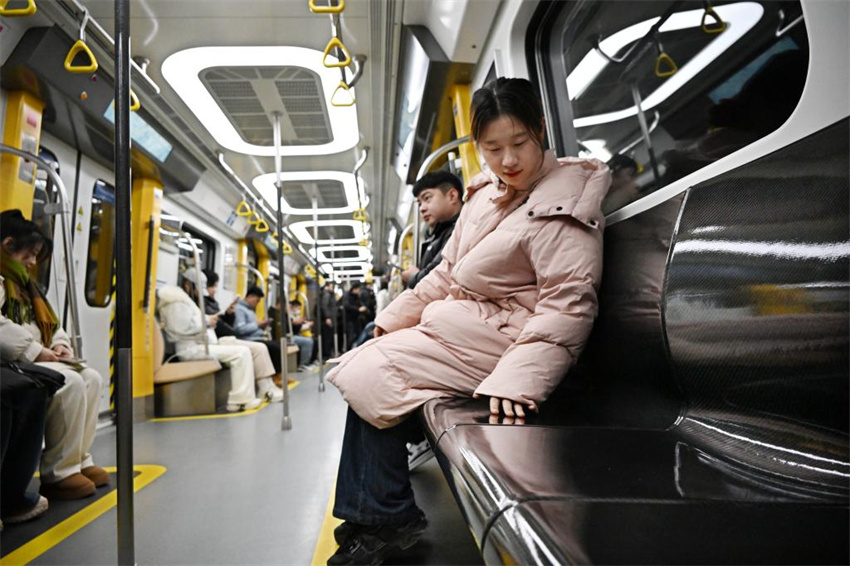 Primeiro trem de metr? de fibra de carbono do mundo come?a a operar na China