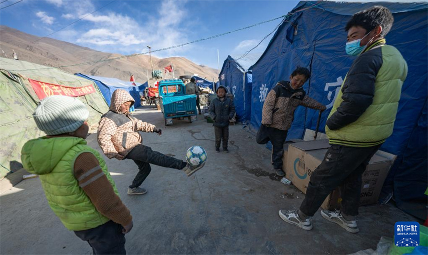 Xizang: sobreviventes se mudam para casas temporárias mais quentes e seguras