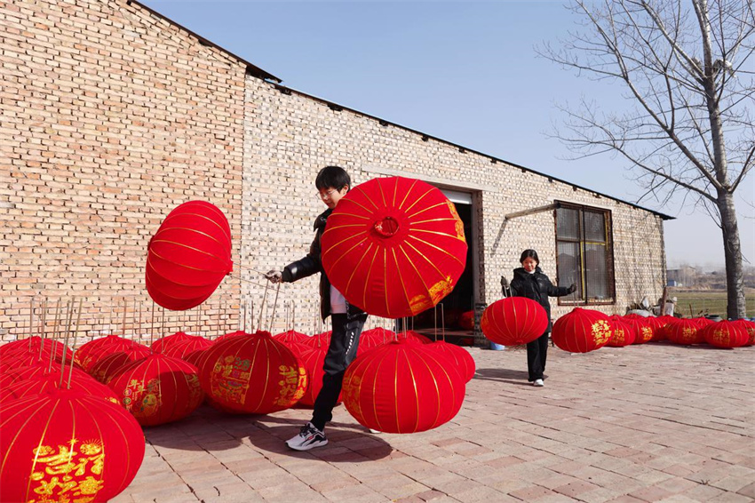Aldeia de Shanxi intensifica produ??o de lanternas para receber Festival da Primavera