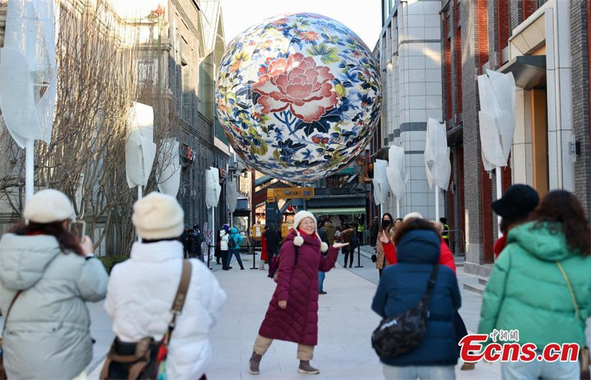 Lanterna gigante pintada com flores de pe?nia cria atmosfera festiva em Beijing