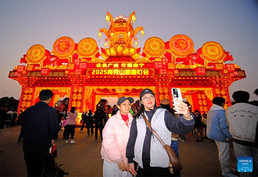 Lanternas e instala??es de luz s?o organizadas em toda a China para receber Festival da Primavera