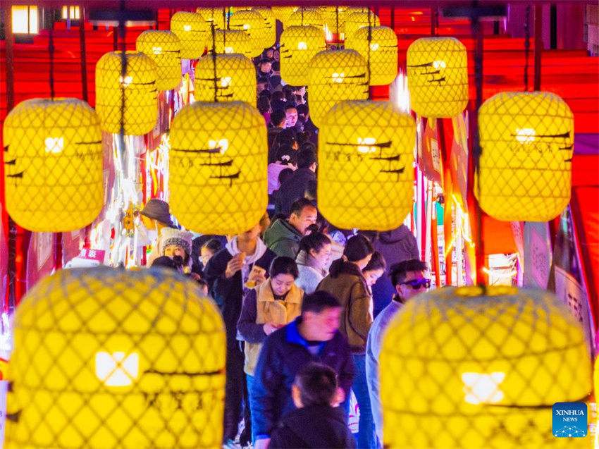 Lanternas e instala??es de luz s?o organizadas em toda a China para receber Festival da Primavera