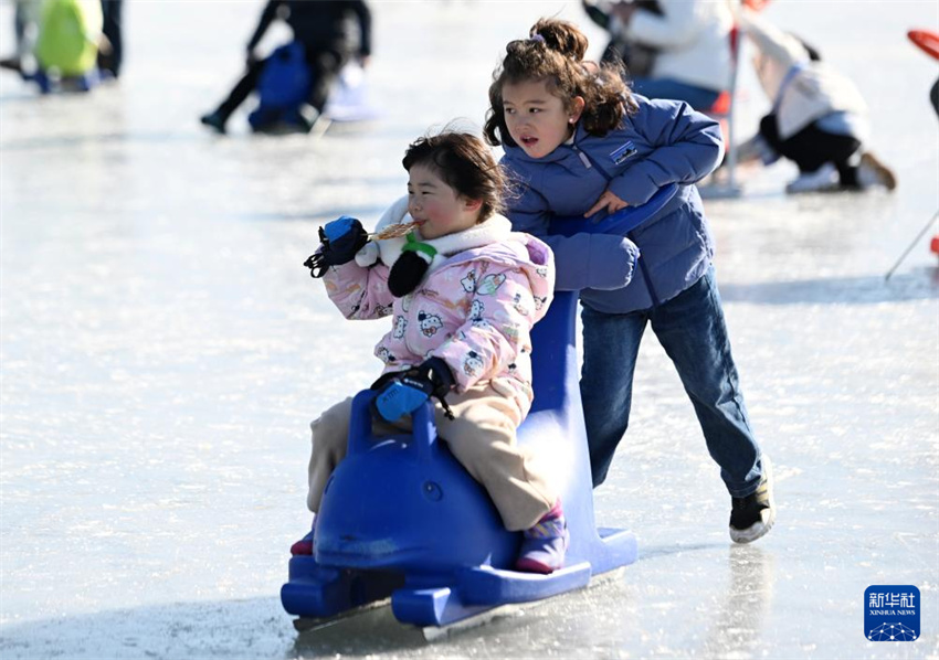 Shichahai: cidad?os de Beijing e turistas desfrutam de esportes no gelo