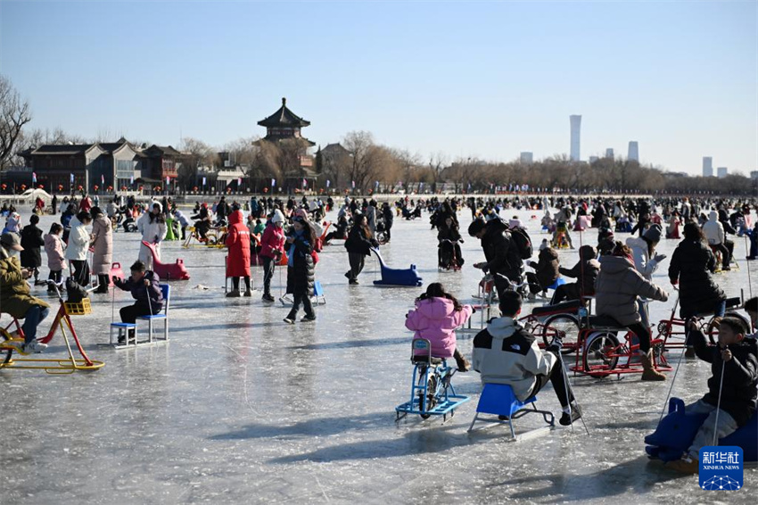 Shichahai: cidad?os de Beijing e turistas desfrutam de esportes no gelo