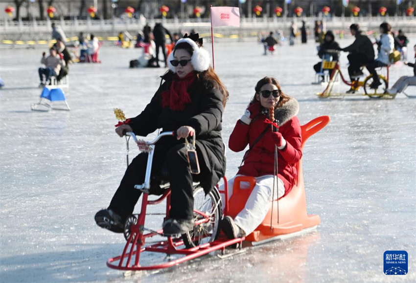 Shichahai: cidad?os de Beijing e turistas desfrutam de esportes no gelo